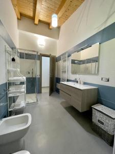 uma casa de banho com um lavatório, um chuveiro e um WC. em Il Bocciolo - Locazione turistica em Scilla