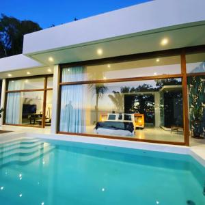 una casa con piscina e un'auto alla finestra di VILAS de LUXO a Gamboa