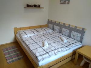 ein Schlafzimmer mit einem Bett mit zwei weißen Kissen in der Unterkunft Apartmány Mirka a Maťko in Donovaly