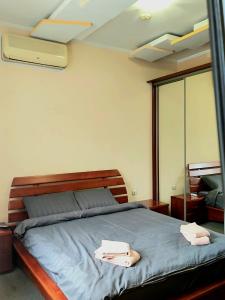Un pat sau paturi într-o cameră la DBS Hotel