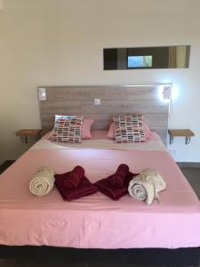 a large bed with red and white towels on it at À mont nos hôtes in Mollans-sur-Ouvèze +28 photos
