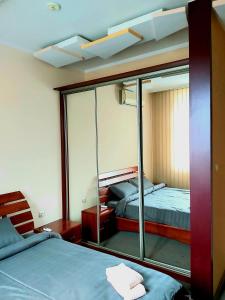 Un pat sau paturi într-o cameră la DBS Hotel