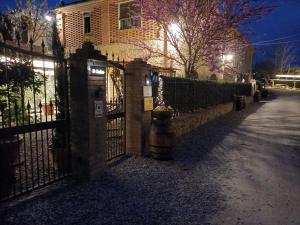 Una recinzione di fronte a una casa con un albero di Natale sopra di La Limonaia Country House a Monteriggioni