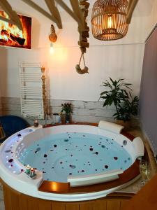 eine Whirlpool-Badewanne in der Ecke eines Zimmers in der Unterkunft Le Maréchal Duplex - Appartement avec Jacuzzi - CAEN hyper Centre in Caen