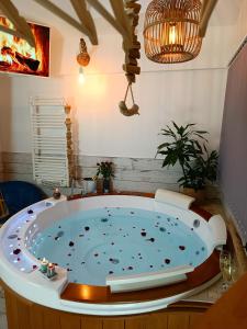 jacuzzi w narożniku pokoju w obiekcie Le Maréchal Duplex - Appartement avec Jacuzzi - CAEN hyper Centre w Caen