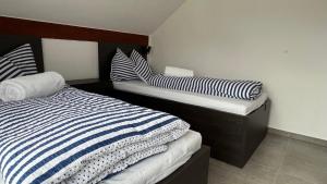 Postel nebo postele na pokoji v ubytování Apartmán D5 Nová Pec