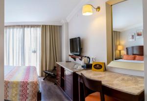 Pokój hotelowy z biurkiem i łóżkiem w obiekcie Akdora Resort Hotel & Spa w Side
