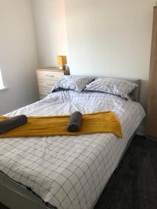 a bedroom with a bed with a blanket on it at Modern 2 bed sleep 5 close to Anfield Stadium in Liverpool