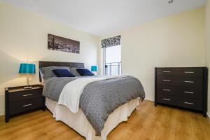 Кровать или кровати в номере Bell Street Apartments