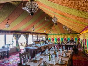 Um restaurante ou outro lugar para comer em Desert Luxury Camp