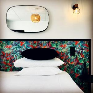 Llit o llits en una habitació de Hôtel Gaspard
