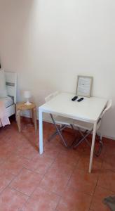 un tavolo bianco posto sopra un pavimento piastrellato di Chambre cosy a Arles