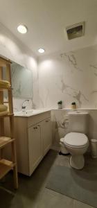 Ванная комната в דירת חדר יפה ונעימה באיזור פסטורלי ושקט