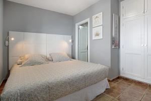 sypialnia z dużym łóżkiem w pokoju w obiekcie Apartamento La Estrella ii w mieście Playa Blanca
