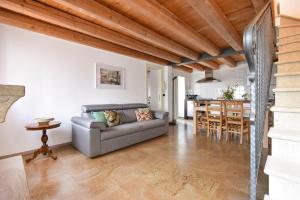 salon z kanapą i stołem w obiekcie Calaone Wondeful Duplex Apartment con parcheggio x4 w mieście Baone