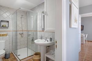 łazienka z przeszkloną kabiną prysznicową i umywalką w obiekcie Apartamento La Estrella ii w mieście Playa Blanca +13 zdjęć
