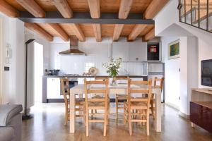 Część wypoczynkowa w obiekcie Calaone Wondeful Duplex Apartment con parcheggio x4