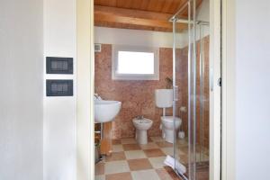 łazienka z toaletą i umywalką w obiekcie Calaone Wondeful Duplex Apartment con parcheggio x4 w mieście Baone +7 zdjęć