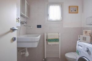łazienka z umywalką i toaletą w obiekcie Calaone Wondeful Duplex Apartment con parcheggio x4 w mieście Baone