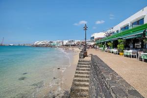 a beach with a street light and the ocean w obiekcie Apartamento La Estrella ii w mieście Playa Blanca