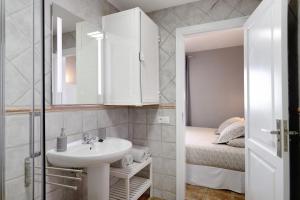 łazienka z umywalką i łóżkiem w obiekcie Apartamento La Estrella ii w mieście Playa Blanca