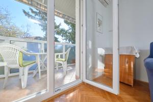 Zimmer mit einem Balkon mit Tisch und Stühlen in der Unterkunft Apartment Andrea in Split