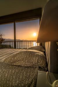 帕翠莫尼歐的住宿－Les Marines du Soleil - Vue Mer，一间卧室设有一张床,享有海景