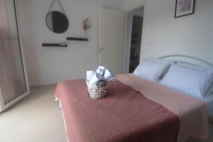 奈爾佩拉莫栩的住宿－Mistral Luxury Living，一间卧室配有一张带毛巾篮的床