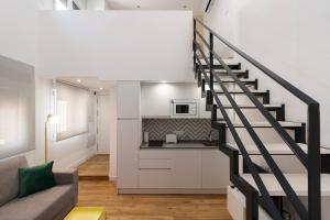 een woonkamer met een trap naar een keuken bij El Duplex de Barrocal in Cádiz