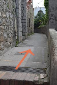 una freccia arancione è sul lato di una strada di La Terrazza Apartment a Capri