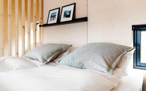 Кровать или кровати в номере Mikrohyttene i Åkrafjorden