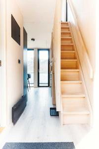 a staircase in a house with wooden floors at Mikrohyttene i Åkrafjorden in Etnesjøen