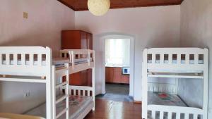 Uma ou mais camas em beliche em um quarto em Filikur Hostel Himare