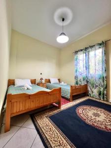 馬拉瑟亞斯的住宿－Village Apartment，一间带两张床的卧室和地毯