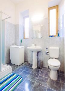 ein Badezimmer mit einem weißen WC und einem Waschbecken in der Unterkunft All in 10 apartment, BP downtown AC in Budapest