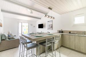 eine Küche mit Tisch und Stühlen in einem Zimmer in der Unterkunft Appartement pour 4 - 450m Plage des Sables d'Or in La Guérinière