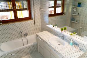 MURAHERA GUEST HOUSE tesisinde bir banyo