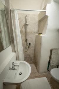 Uma casa de banho em Ceglie Suites & Apartments - Celso