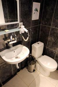 un baño con inodoro y lavabo en L'onda Oda Bodrum, en Bodrum City