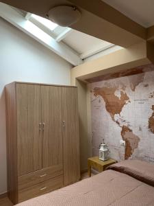 1 dormitorio con un mapa del mundo en la pared en Bed and Breakfast Dolly en SantʼAntìoco