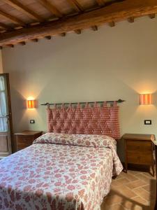 1 dormitorio con 1 cama grande y cabecero rojo en Agriturismo La Vecchia Quercia, en Montemerano