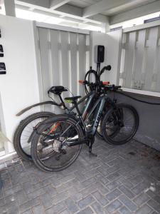 two bikes are parked next to a wall at Ferienwohnung Königsquelle in Bad Wildungen +1 photo