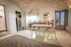uma cozinha e sala de jantar com mesa e cadeiras em Ceglie Suites & Apartments - Celso em Ceglie Messapica