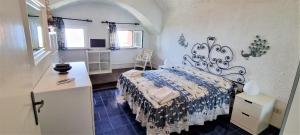 Cama ou camas em um quarto em LA VILLA fronte SPIAGGIA BANDIERA BLU