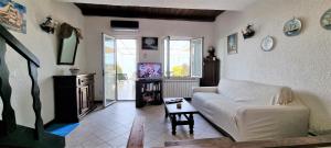 A television and/or entertainment centre at LA VILLA fronte SPIAGGIA BANDIERA BLU