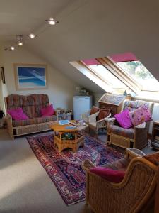 una gran sala de estar con sofás y una alfombra en Norwegian Wood en Paignton