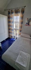 Cama ou camas em um quarto em LA VILLA fronte SPIAGGIA BANDIERA BLU
