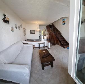 Uma área de estar em LA VILLA fronte SPIAGGIA BANDIERA BLU