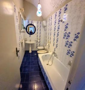 A bathroom at LA VILLA fronte SPIAGGIA BANDIERA BLU