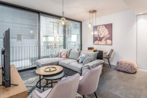 特拉维夫Modern and Design 1 BD apt close to the beach的带沙发和电视的客厅